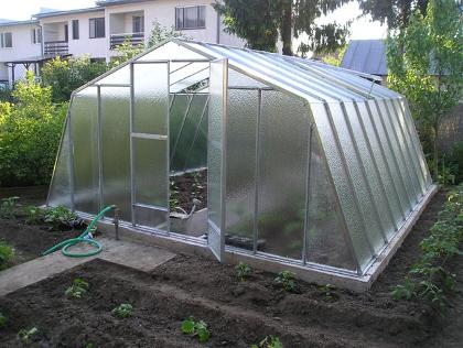 sklenik v zahrade otvorene dvere do sklenika